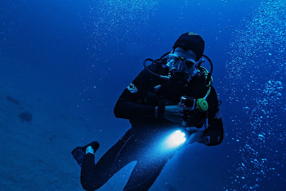 How to Communicate Underwater During Your Night Dive SEARCH SCUBA Blog